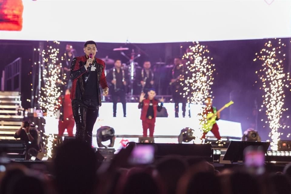 Grupo Firme llegó al Estadio Akron para ofrecer el primero de dos conciertos, a propósito de su gira Enfiestados y Amanecidos.