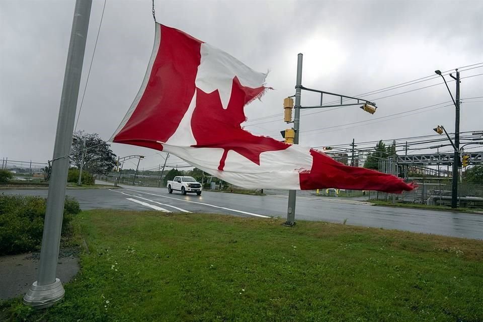 Tormenta 'Fiona' azota este sábado el este de Canadá con fuertes vientos.