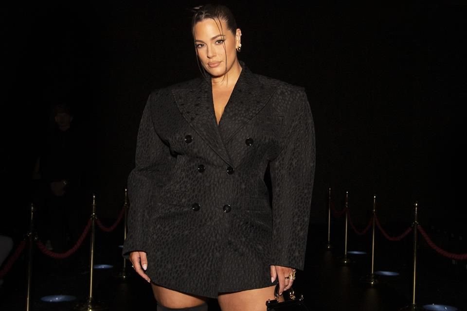 Ashley Graham lució un abrigo Jacquard negro adornado con un bolso negro de Sicilia.