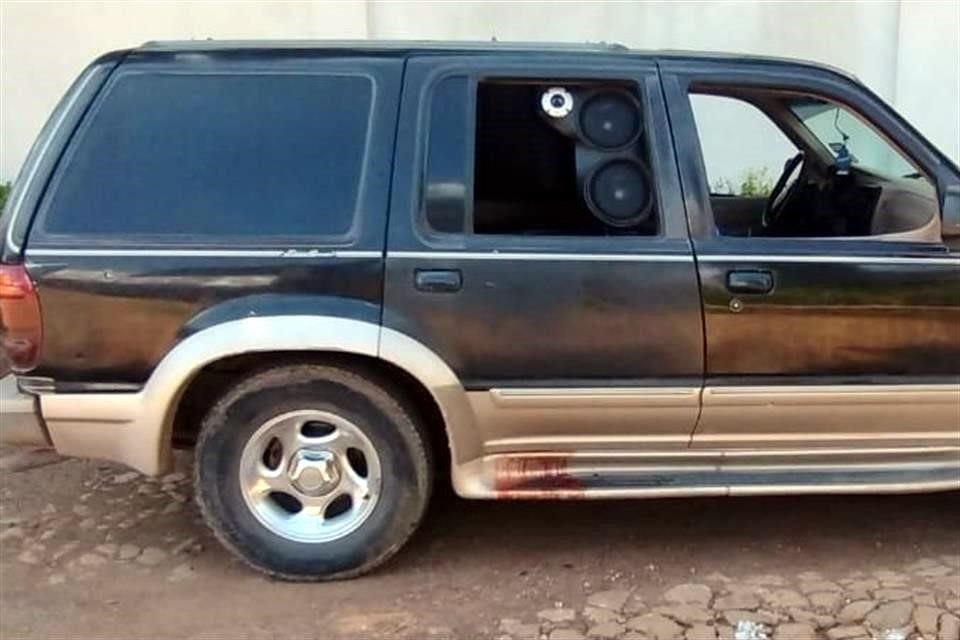 Dos camionetas con impactos de bala y sangre quedaron en el lugar donde fueron asesinados varios hombres en Mazamitla.