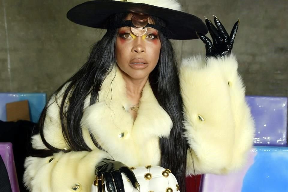 La legendaria cantautora Erykah Badu no podía faltar en esta fiesta de alta costura.