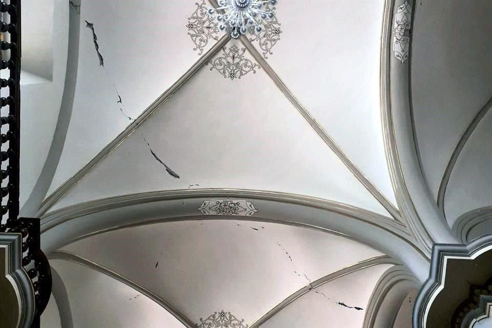 Desprendimientos y grietas en el techo de la Catedral de Ciudad Guzmán por el temblor del 19 de septiembre de 2022.