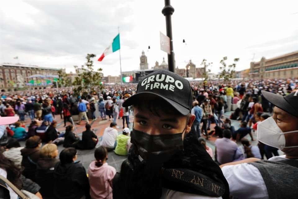 Desde poco antes del mediodía, los fans de Grupo Firme se dieron cita en la plancha del Zócalo.