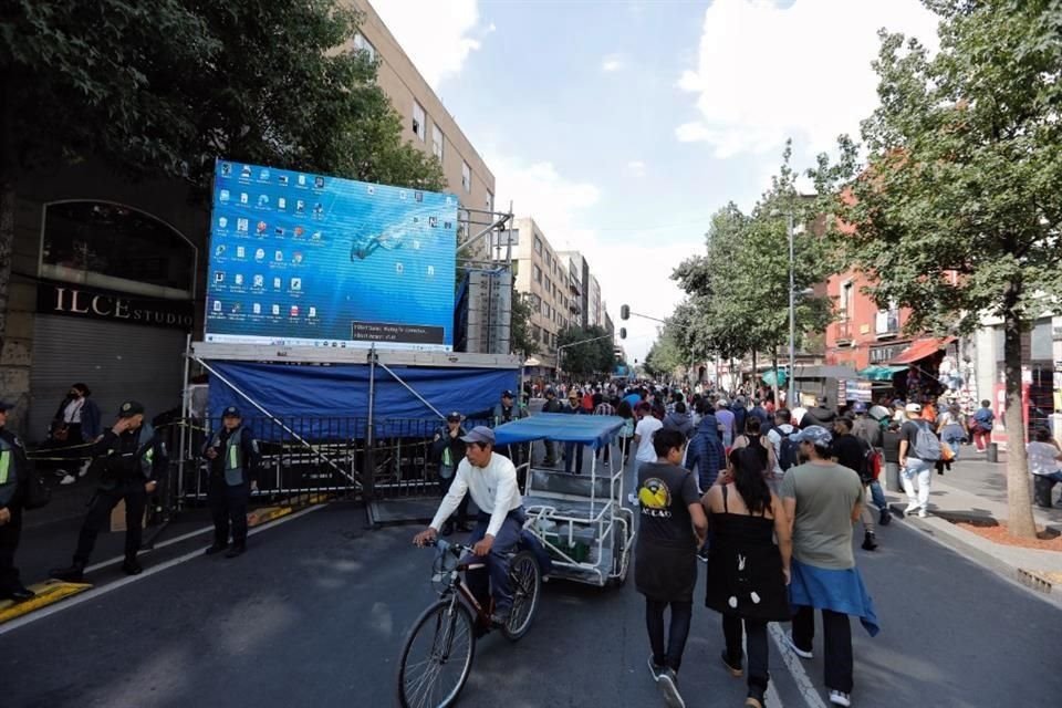 Varias pantallas se colocaron en calles aledañas al Zócalo capitalino, para que la gente disfrutara el concierto.