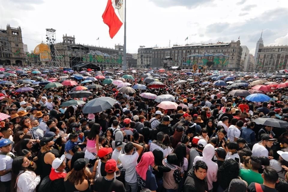 Emocionadas, miles de personas se aglutinaron poco a poco frente al escenario colocado en el Zócalo de la CDMX.