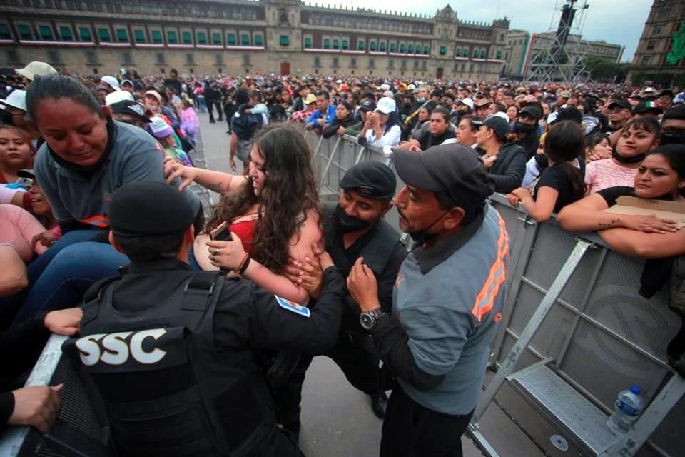 Mucha gente no soportó el calor, mientras que otras personas, más emocionadas, trataron de saltarse las vallas.