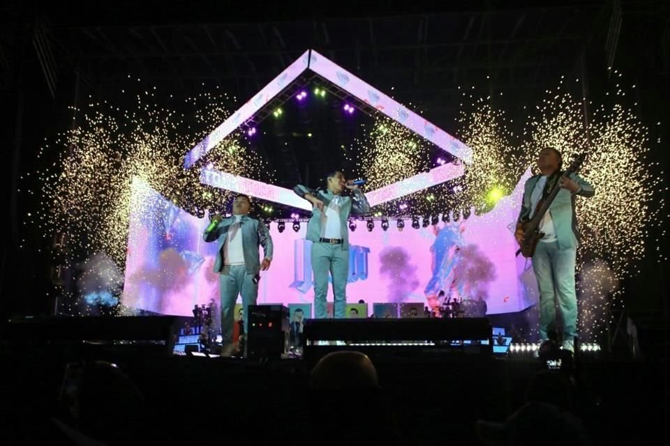 Pirotecnia, luces, pantallas y mucha energía fueron algunos de los elementos que sorprendieron en el show de Grupo Firme.