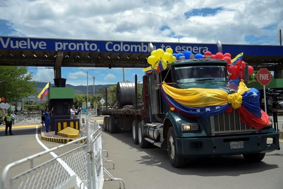 Un camión con cilindros de acero cruza desde Venezuela hacia Colombia en la reapertura de las fronteras para el comercio entre las naciones.