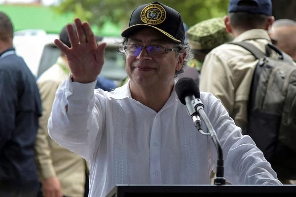 El Presidente de Colombia, Gustavo Petro, saluda durante una ceremonia de reapertura de fronteras con Venezuela.