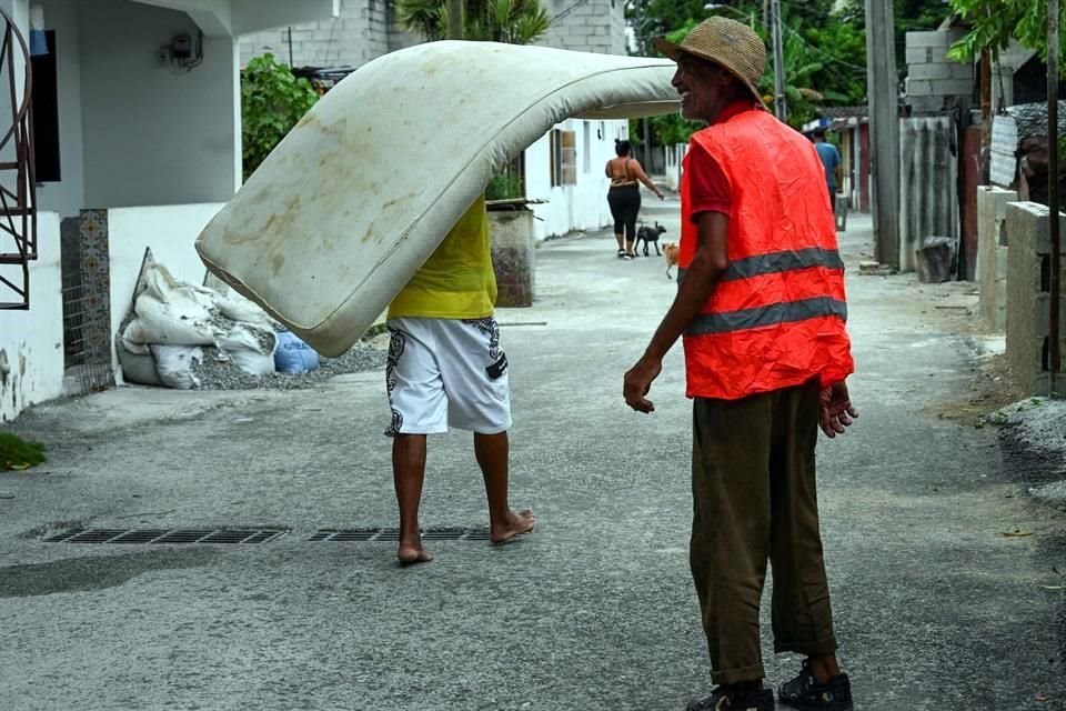 Un hombre lleva un colchón hacia un lugar seguro en La Habana, previo a la llegada del huracán 'Ian'.