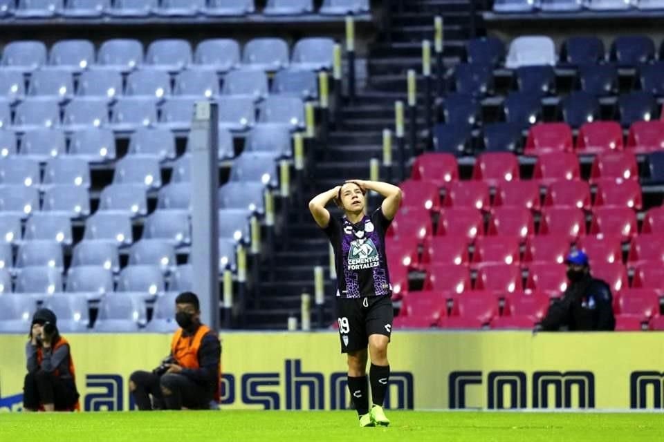 Charlyn Corral intentó una y otra vez, pero no pudo marcar en el Estadio Azteca.