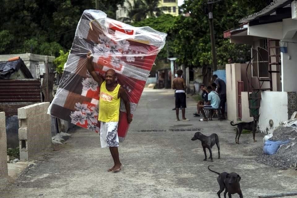 Un residente del vecindario de El Fanguito, en La Habana, en preparación para la llegada del huracán 'Ian'.