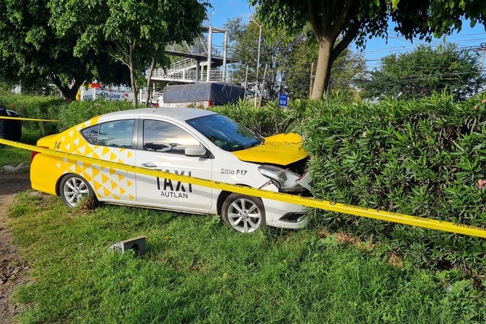 Un taxista de la tercera edad murió, luego de que aparentemente sufrió un infarto y chocó contra un árbol en la Carretera Morelia a Guadalajara.