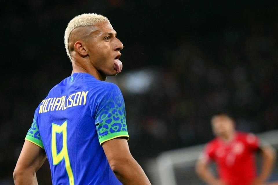 Richarlison siguió celebrando tras el acto racista.