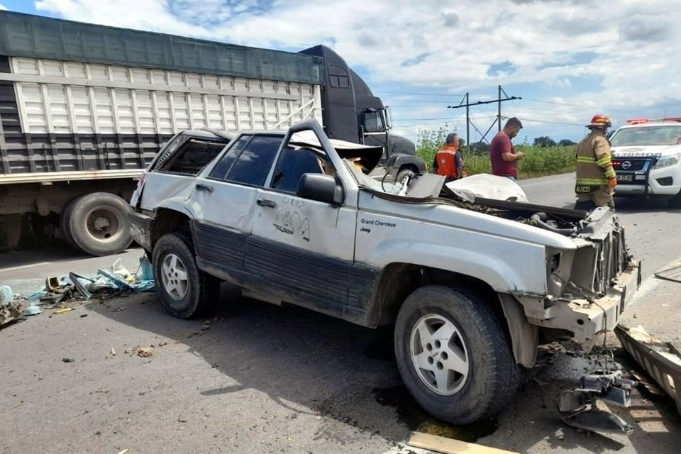 El accidente ocurrió en el kilómetro 7 de la Carretera Federal 71, cuando un camión de redilas y una camioneta Grand Cherokee, que presuntamente circulaban en sentidos opuestos, se impactaron.