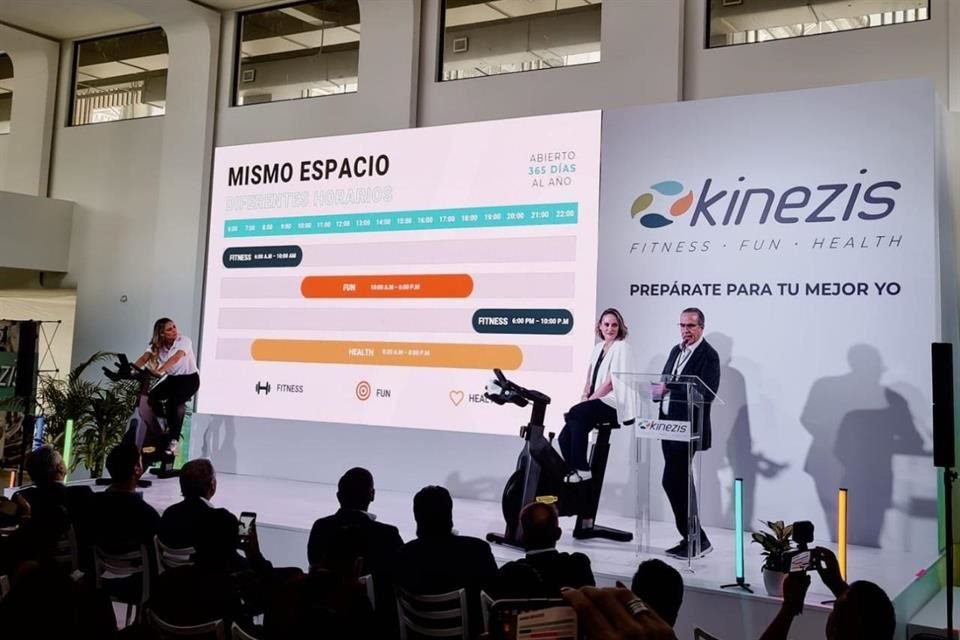 Xavier López Ancona, CEO de Kidzania (derecha).