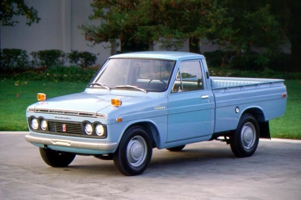 El nombre Hilux deriva de los términos en inglés High (gran) luxury (lujo).