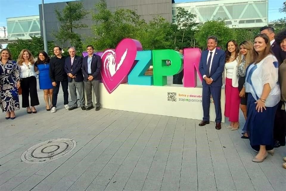 La Dirección de Turismo y Centro Histórico de Zapopan develó un tótem en la estación Zapopan Centro del Tren Ligero con el logotipo de la nueva marca 'YO AMO ZPN'.