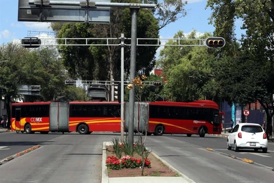 Jonathan, estudiante de la UNAM, murió al ser impactado por una unidad de la Línea 6 del Metrobús. Familiares piden se haga justicia.