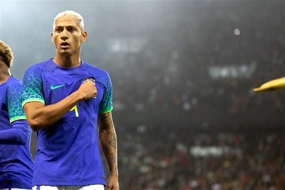 Un platano fue lanzado a la cancha durante el festejo de Richarlison.