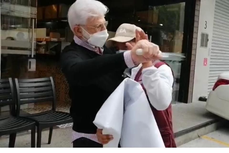 Daniel Tabe, padre del Alcalde de Miguel Hidalgo, amagó a un funcionario que colocaría sellos de suspensión en su restaurante.