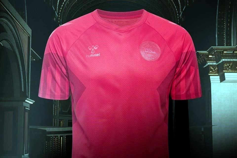 La playera roja, primera equipación, tampoco tiene detalles en otros colores.