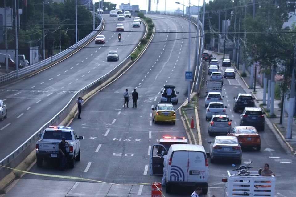 Una mujer intentó cruzar la Avenida Ignacio L. Vallarta por debajo de un puente peatonal y murió tras ser embestida por un taxista que conducía en los carriles centrales.