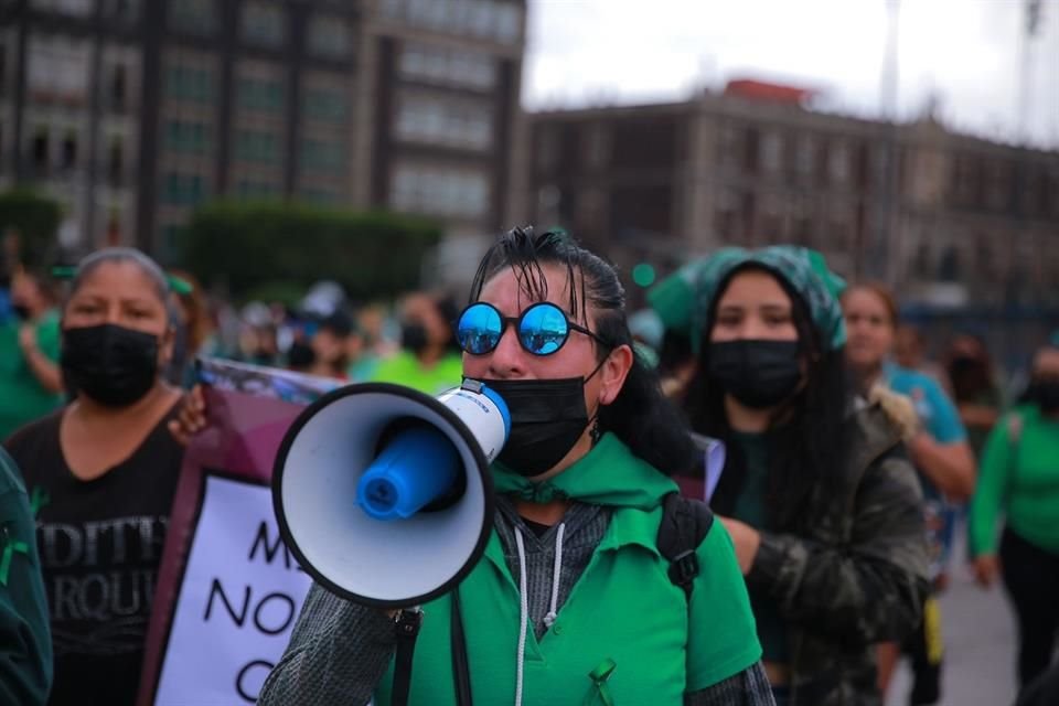 Durante el recorrido de los colectivos, una parte del contingente separatista pintó muros y rompió algunas ventanas, mientras que el resto continuó la marcha de manera pacífica. 