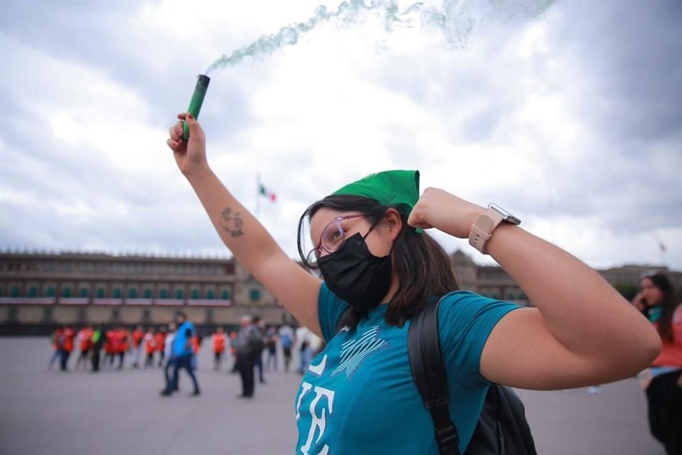 Colectivos feministas iniciaron la marcha con motivo del Día de Acción Global por un Aborto Legal y Seguro.