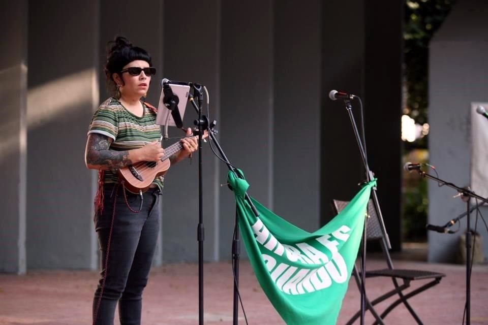 Feministas realizaron una serie de actividades pacíficas al aire libre a un costado del Centro de Justicia para la Mujer.