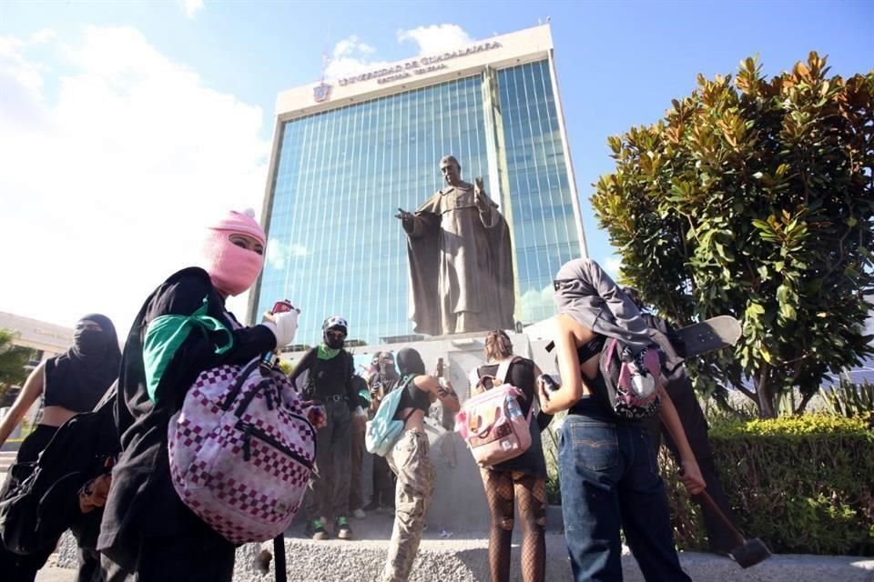 En el edificio de la Rectoría de la UdeG dejaron pintas y aseguraron que la Universidad protege violadores.