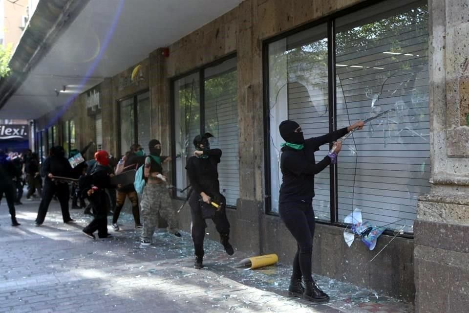 Un grupo vandalizó las instalaciones de una tienda departamental.