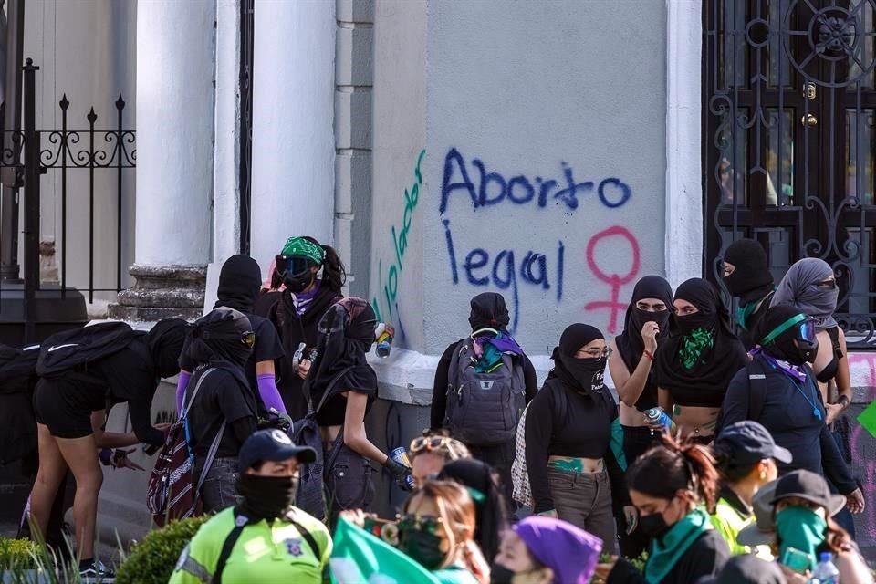 También dejaron pintas en el Paraninfo Enrique Díaz de León.