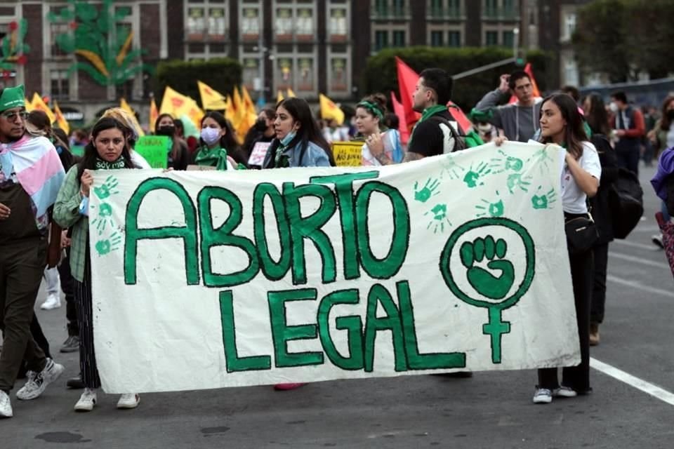 Más de mil 500 mujeres se reunieron para caminar hacia el Zócalo durante la marcha por la Acción Global por el Aborto Libre y Seguro.