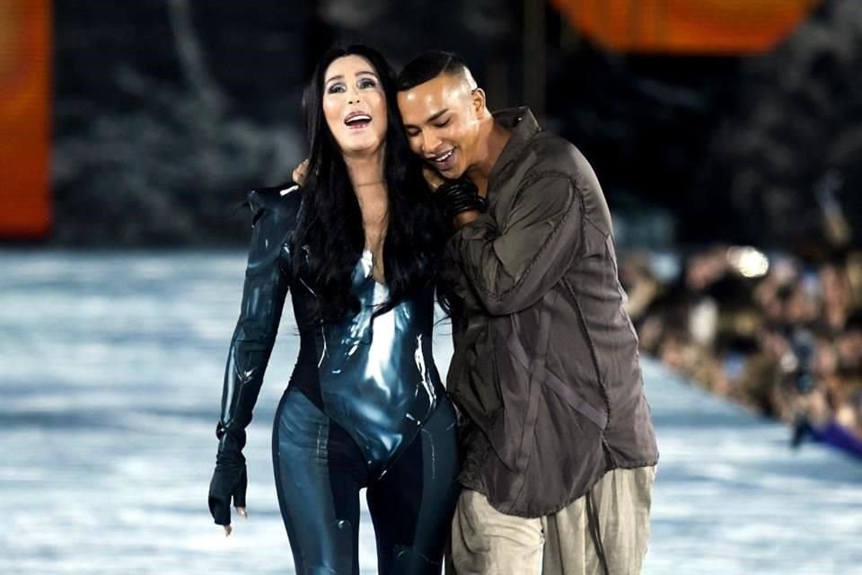 Oliver Rousteing, director creativo de Balmain, desfiló con Cher al finalizar la pasarela.