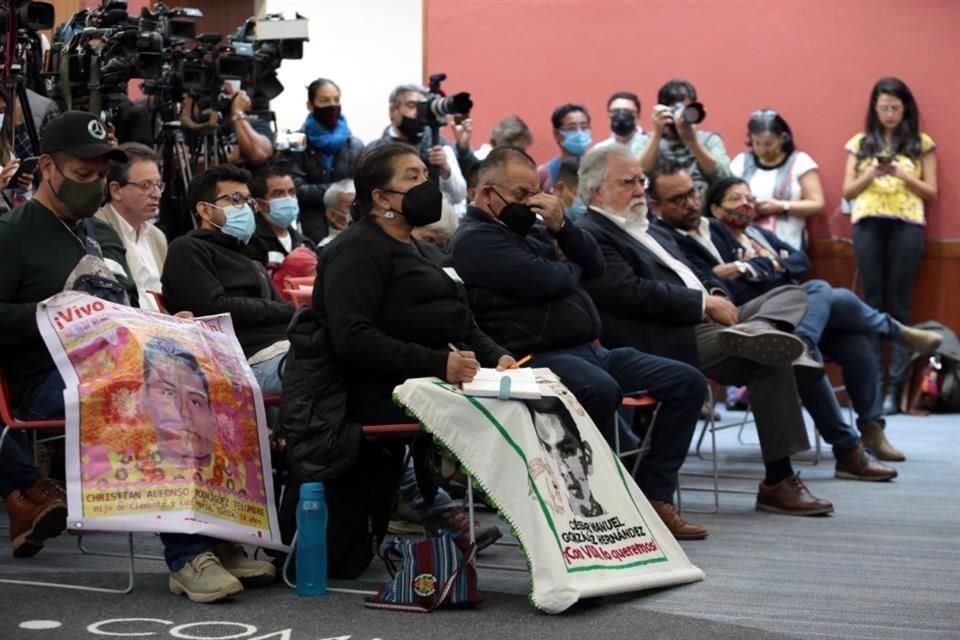 En la conferencia también estuvieron familiares de los normalistas desaparecidos de Ayotzinapa  y el subsecretario de Derechos Humanos, Alejandro Encinas.