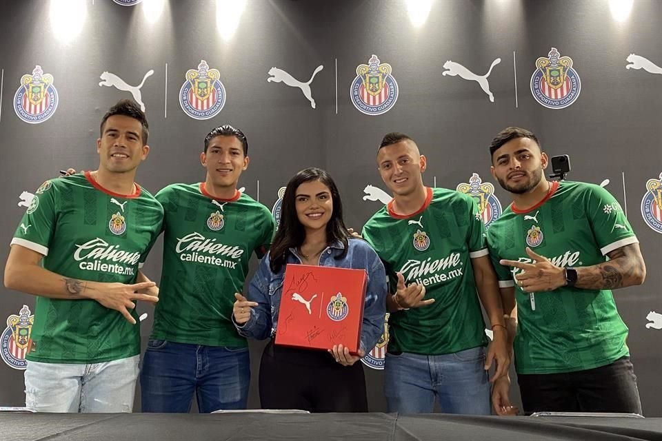 Las Chivas dieron a conocer su nuevo jersey en la tienda de La Perla.