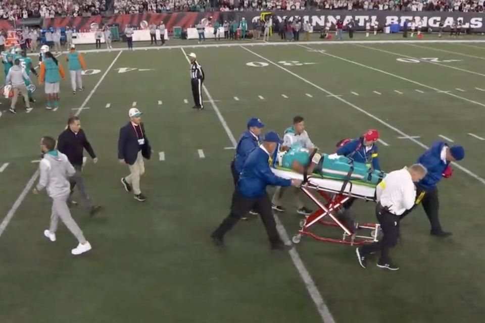 Tua Tagovailoa salió en camilla del emparrillado durante el juego entre Miami y Cincinnati.