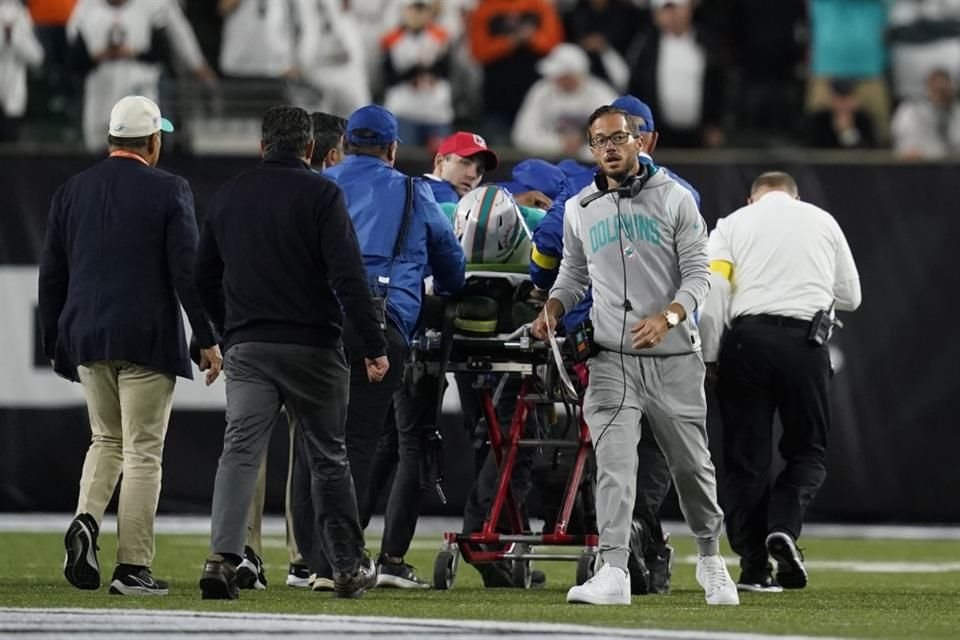 Tua Tagovailoa fue sacado del juego y hospitalizado por un duro impacto tras una captura.