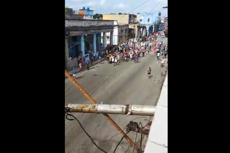 Un grupo de personas protesta en La Habana.