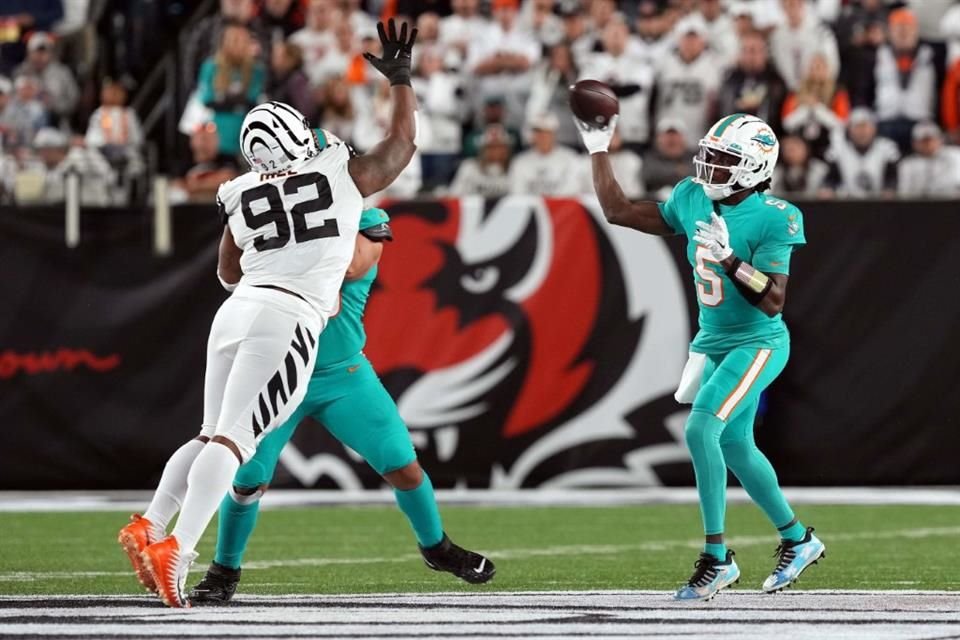 Teddy Bridgewater entró por el lesionado Tua Tagovailoa.