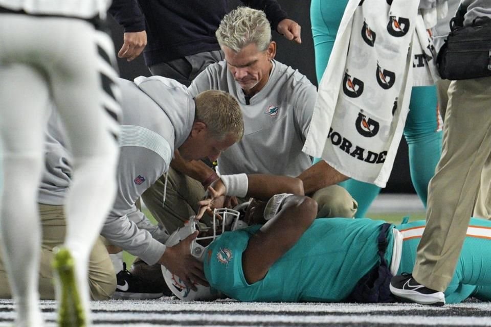 Tua Tagovailoa fue sacado en camilla y hospitalizado.