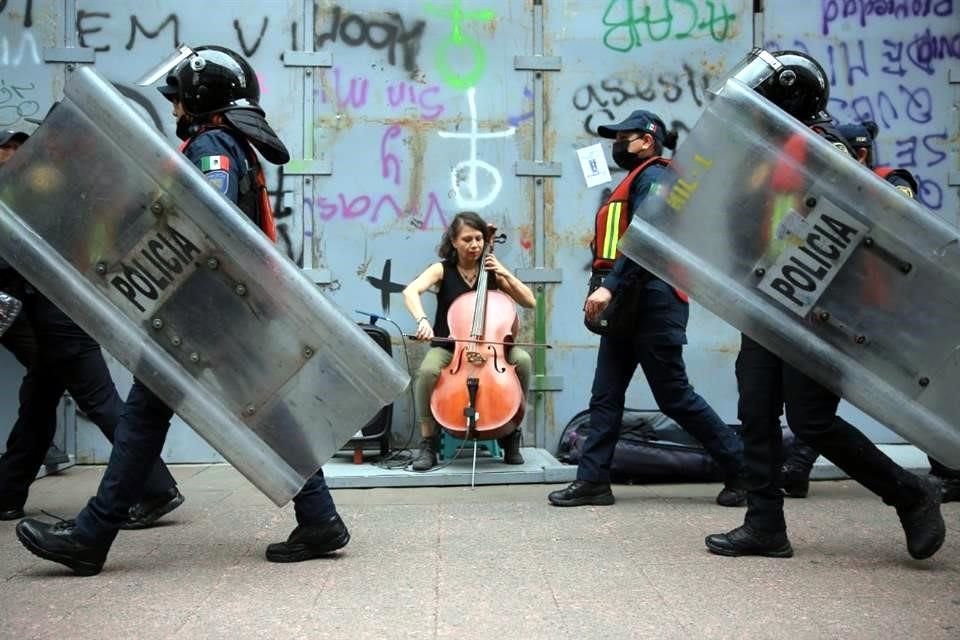 Valentina Montelongo acompañó con la música de su violonchelo a las mujeres que salieron a manifestarse por el Aborto Libre y Seguro.