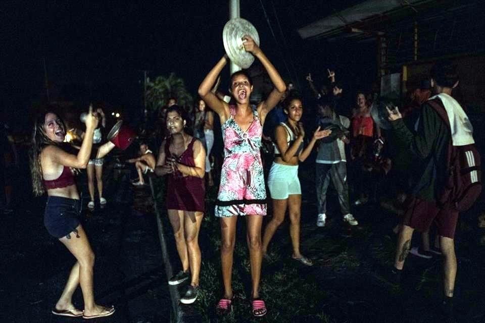 La gente protesta pidiendo la restauración del servicio eléctrico que colapsó el martes pasado debido a la devastación del huracán 'Ian' en Bacuranao, Cuba.