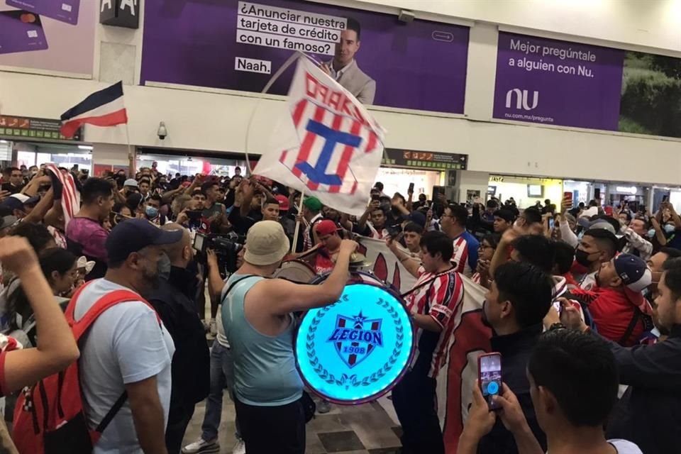 Decenas de aficionados llegaron al aeropuerto capitalino para recibir a Chivas.