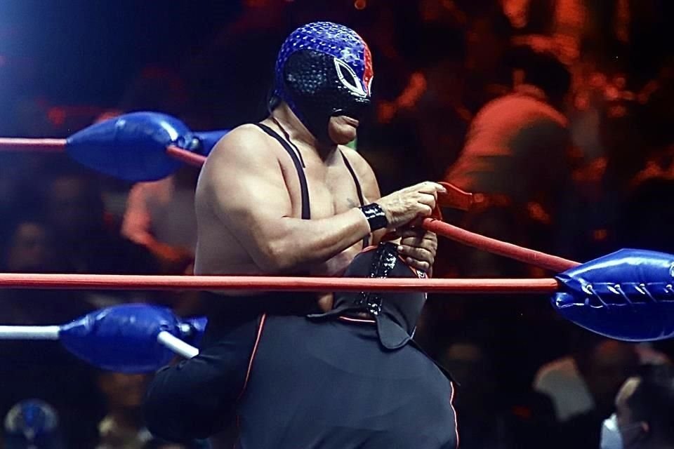 Fuerza Guerrera sigue disfrutando maltratar a Octagón.