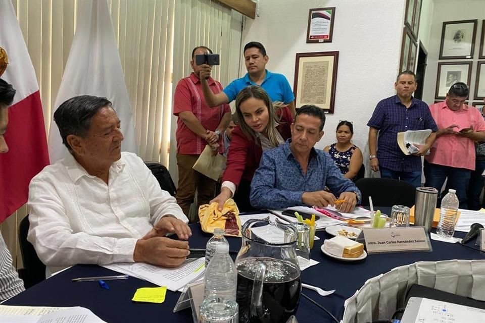 El 30 de septiembre, la regidora en Puerto Vallarta, Carla Esparza, devolvió un sobre con dinero al Alcalde Luis Michel, también de Morena, acusando que el hijo de éste se lo entregó para comprar su voto.