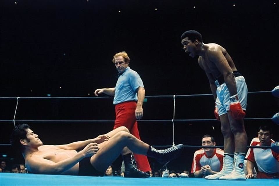 Muhammad Ali enfrentó al recién fallecido luchador japonés Antonio Iñoki.