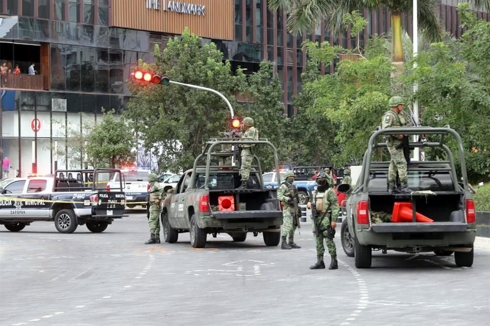 El Fiscal de Jalisco, Luis Joaquín Méndez, informó que un grupo delictivo desató la balacera y hubo dos presuntos delincuentes heridos, quienes están en calidad de detenidos.