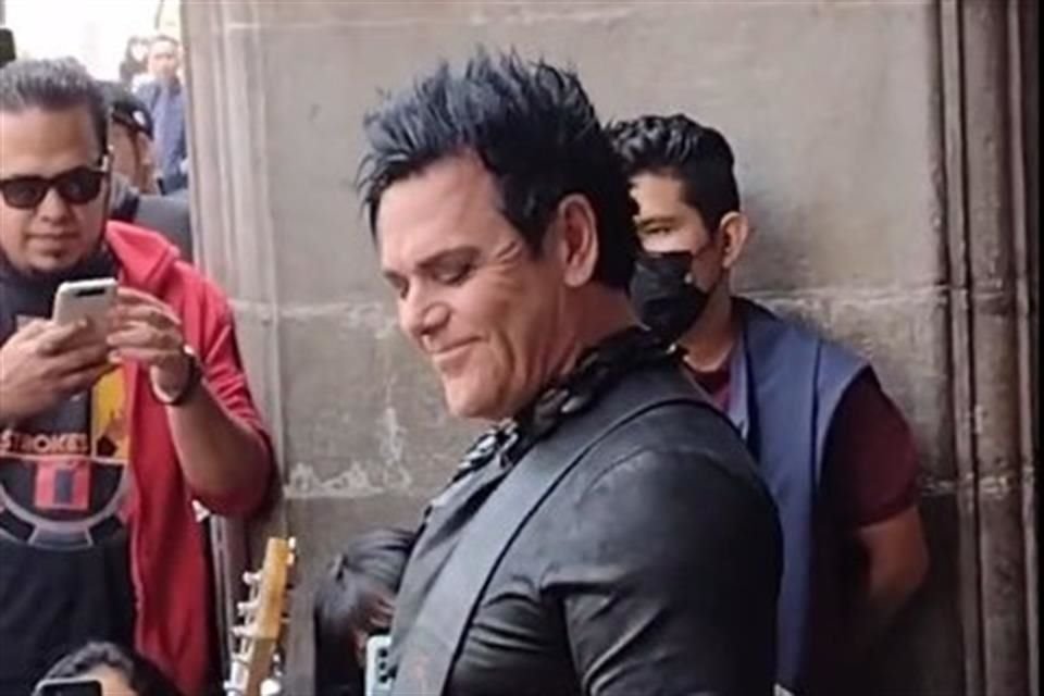 El guitarrista de Rammstein, Richard Kruspe, acudió al primer cuadro de la capital para deleitar a sus fans con algo de música.